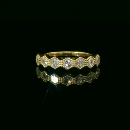 Elegant Gold Ring with Sparkling Diamonds