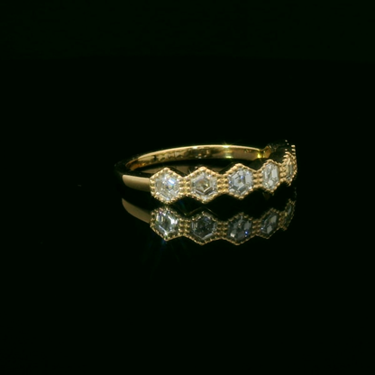 Elegant Gold Ring with Sparkling Diamonds