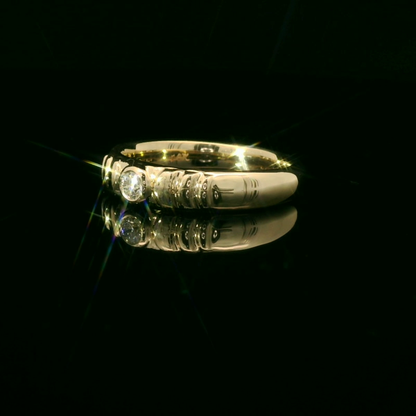 Elegant Gold Ring with Diamond