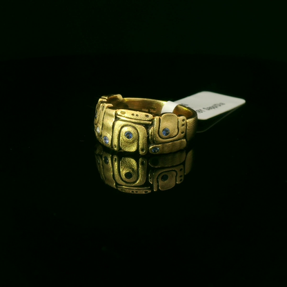 Elegant Gold Ring with Unique Design