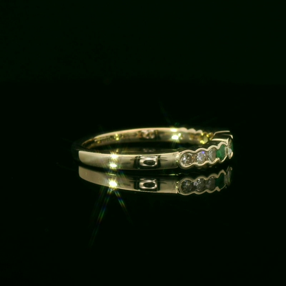 Elegant Green Emerald and Diamond Ring
