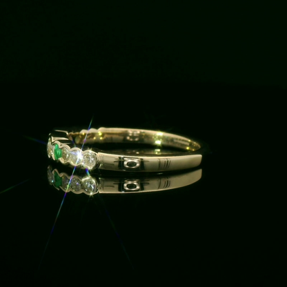 Elegant Green Emerald and Diamond Ring