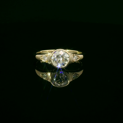Elegant Gold Ring with Sparkling Gem