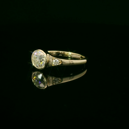 Elegant Gold Ring with Sparkling Gem