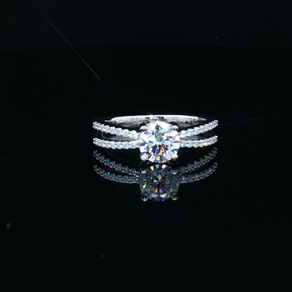 Platinum Engagement Ring with UltraFire™ Round Brilliant Cut Diamond