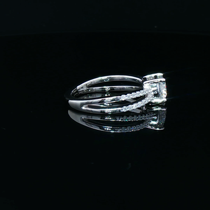 Platinum Engagement Ring with UltraFire™ Round Brilliant Cut Diamond