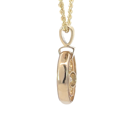 Elegant Gold Pendant with Diamond