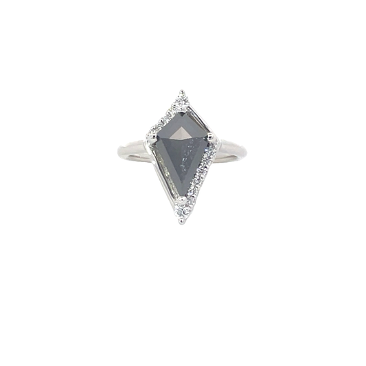 Elegant Diamond-Shaped Ring