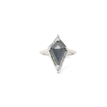 Elegant Diamond-Shaped Ring