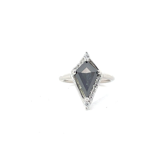 Elegant Diamond-Shaped Ring