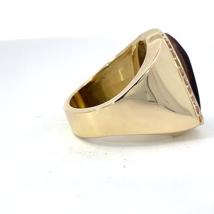 Elegant Gold Ring with Gemstone