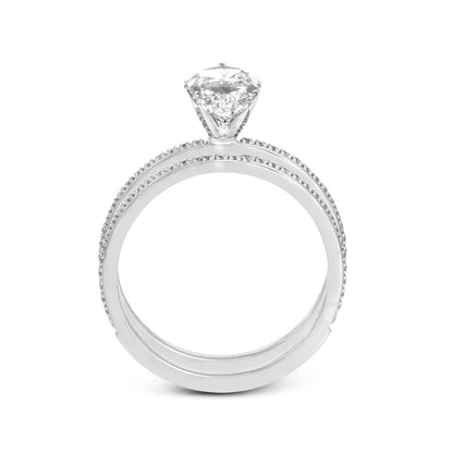 Pear-cut Engagement Ring & Matching Wedding Band in 18k Gold with Diamonds