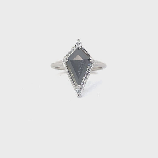 Elegant Diamond-Shaped Ring