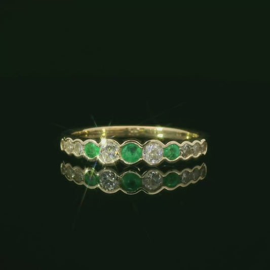 Elegant Green Emerald and Diamond Ring