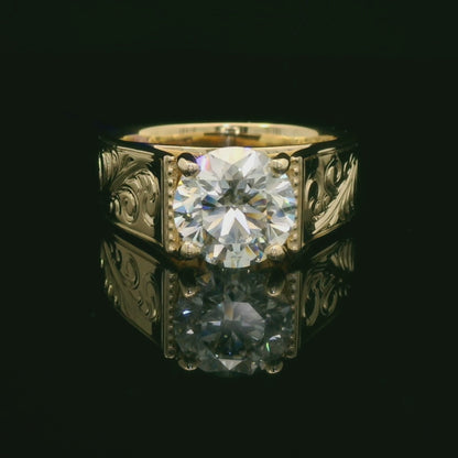 Elegant Gold Ring with Sparkling Diamond
