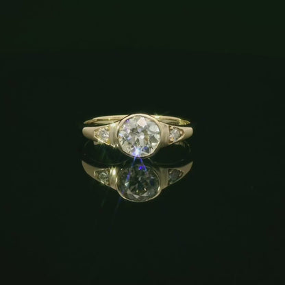 Elegant Gold Ring with Sparkling Gem