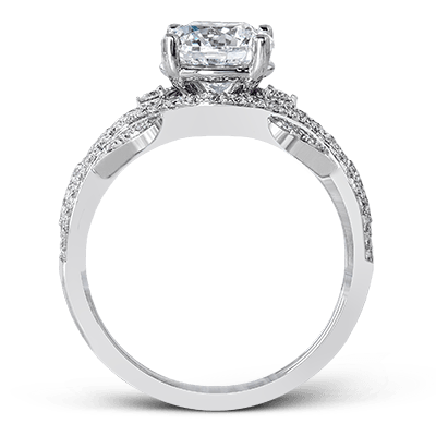 Round-cut Engagement Ring in 18k Gold with Diamonds