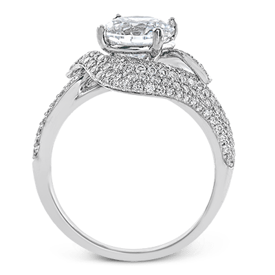 Round-cut Engagement Ring in 18k Gold with Diamonds