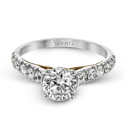 Round-cut Engagement Ring in 18k Gold with Diamonds