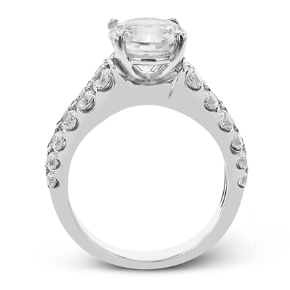 Round-Cut Engagement Ring In 18k Gold With Diamonds