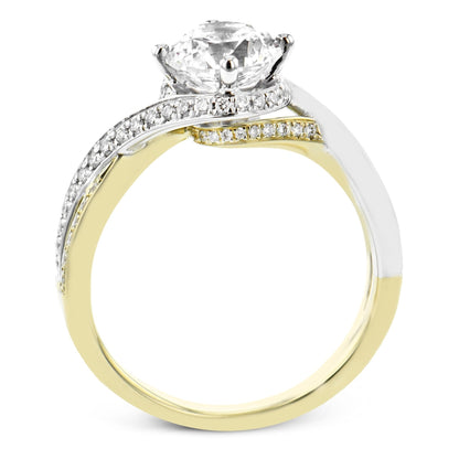 Round-cut Engagement Ring in 18k Gold with Diamonds