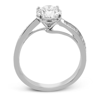 Round-Cut Engagement Ring In 18k Gold With Diamonds