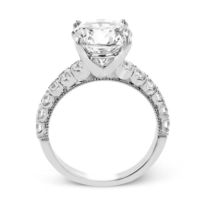 Round-cut Engagement Ring in 18k Gold with Diamonds