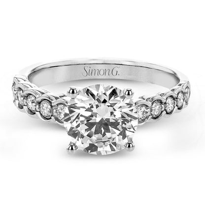 Round-cut Engagement Ring in 18k Gold with Diamonds