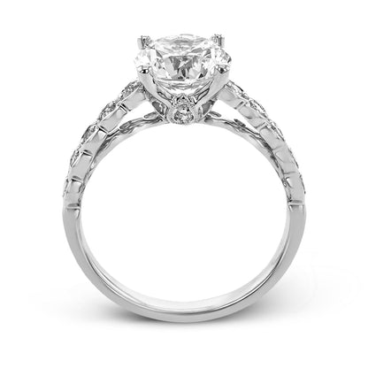 Round-cut Engagement Ring in 18k Gold with Diamonds