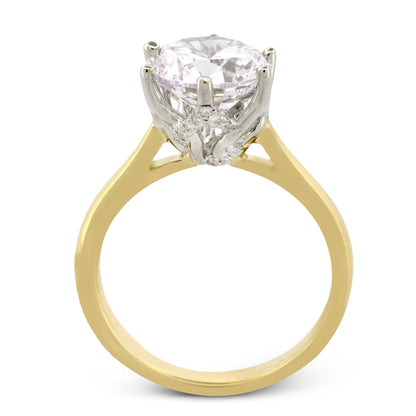 Round-cut Engagement Ring in 18k Gold with Diamonds