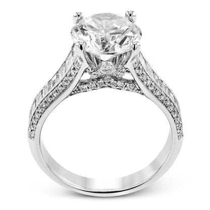 Round-cut Engagement Ring in 18k Gold with Diamonds