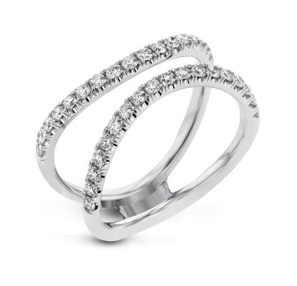 Round-cut Engagement Ring & Matching Wedding Band in 18k Gold with Diamonds