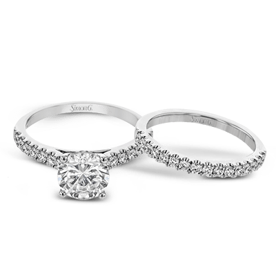 Round-cut Engagement Ring & Matching Wedding Band in 18k Gold with Diamonds