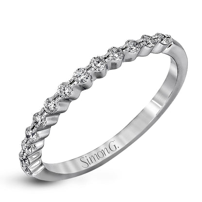 Round-cut Engagement Ring & Matching Wedding Band in 18k Gold with Diamonds