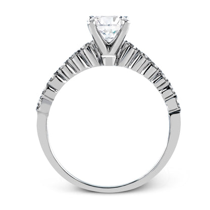 Round-cut Engagement Ring & Matching Wedding Band in 18k Gold with Diamonds