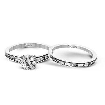 Round-cut Engagement Ring & Matching Wedding Band in 18k Gold with Diamonds