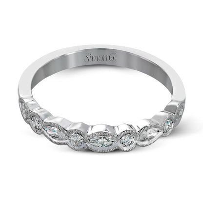 Round-cut Engagement Ring & Matching Wedding Band in 18k Gold with Diamonds