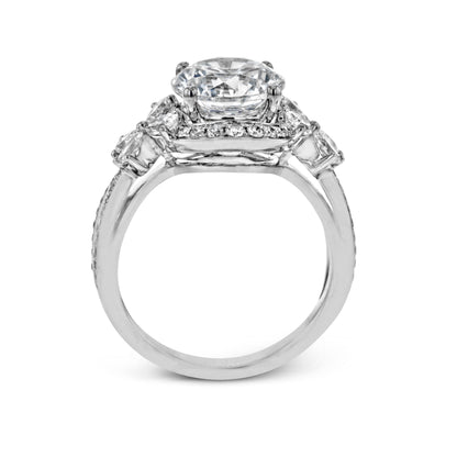 Round-cut Halo Engagement Ring in 18k Gold with Diamonds