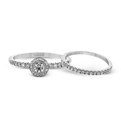 Round-cut Halo Ring & Matching Band in 18k Gold with Diamonds